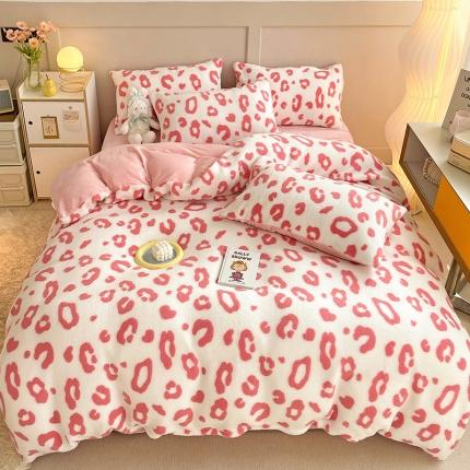 91家纺网 家纺一手货源 找家纺 澳梵 2022新款小颗粒美丽绒牛奶绒四件套 粉色小豹纹