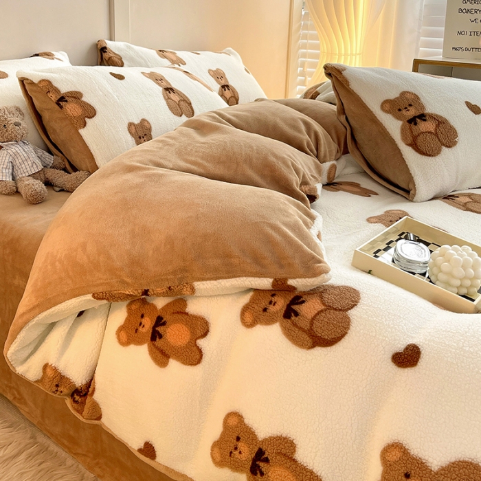 91家纺网 家纺一手货源 找家纺 澳梵 2022新款小颗粒美丽绒牛奶绒四件套 布偶熊