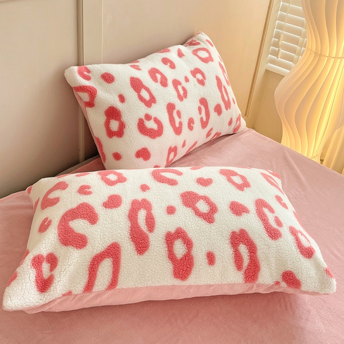 91家纺网 家纺一手货源 找家纺 澳梵 2022新款小颗粒美丽绒牛奶绒四件套 粉色小豹纹