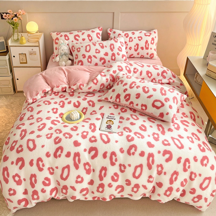 91家纺网 家纺一手货源 找家纺 澳梵 2022新款小颗粒美丽绒牛奶绒四件套 粉色小豹纹