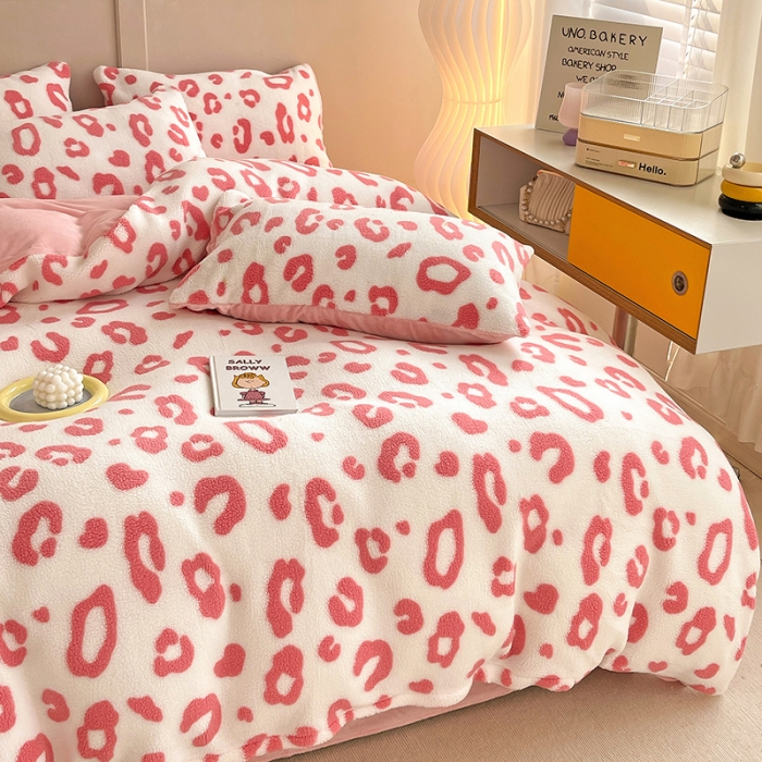 91家纺网 家纺一手货源 找家纺 澳梵 2022新款小颗粒美丽绒牛奶绒四件套 粉色小豹纹