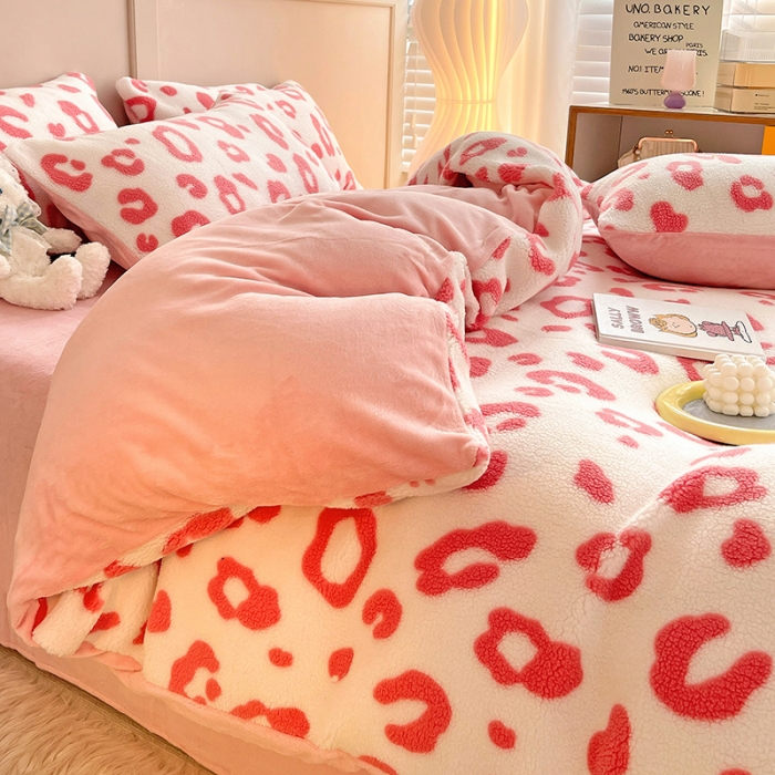 91家纺网 家纺一手货源 找家纺 澳梵 2022新款小颗粒美丽绒牛奶绒四件套 粉色小豹纹