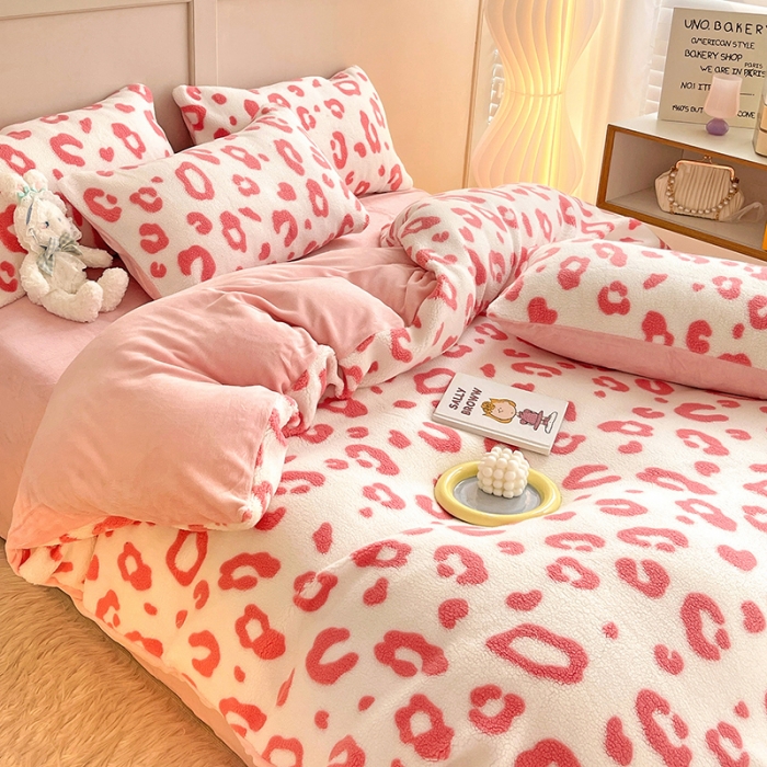 91家纺网 家纺一手货源 找家纺 澳梵 2022新款小颗粒美丽绒牛奶绒四件套 粉色小豹纹