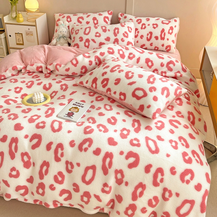 91家纺网 家纺一手货源 找家纺 澳梵 2022新款小颗粒美丽绒牛奶绒四件套 粉色小豹纹