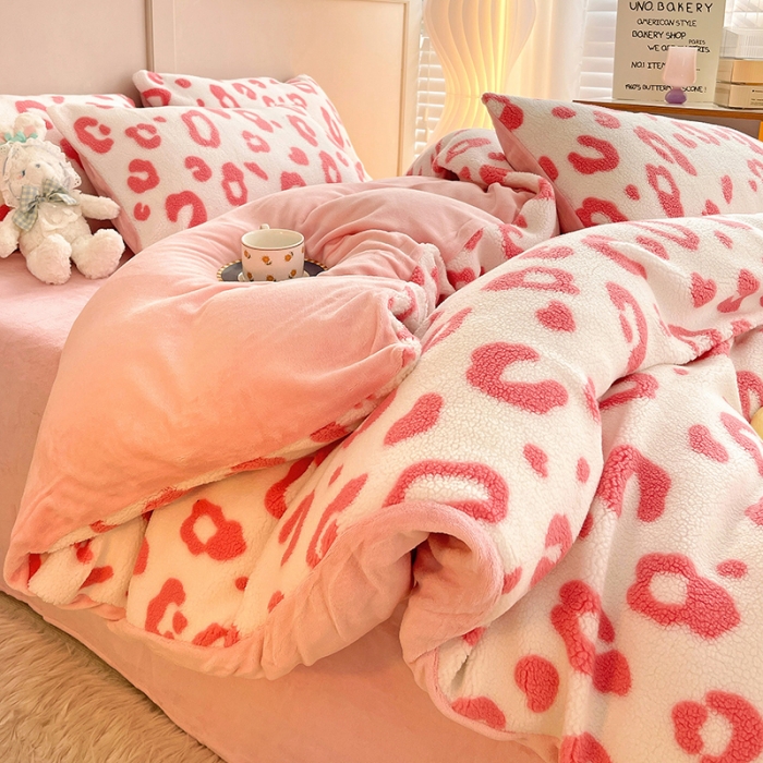 91家纺网 家纺一手货源 找家纺 澳梵 2022新款小颗粒美丽绒牛奶绒四件套 粉色小豹纹