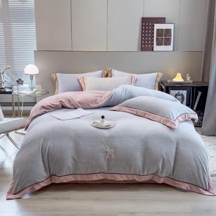 91家纺网 家纺一手货源 找家纺 眠屿 2022新款H款拼色牛奶绒四件套 浅粉