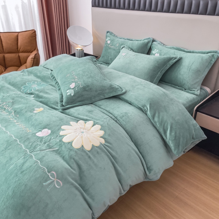 91家纺网 家纺一手货源 找家纺 金米诺 直播供货纯色牛奶绒绣花四件套小清新床裙式 初遇 初遇-淡雅青