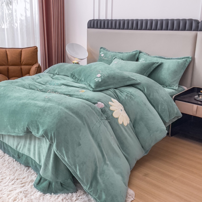 91家纺网 家纺一手货源 找家纺 金米诺 直播供货纯色牛奶绒绣花四件套小清新床裙式 初遇 初遇-淡雅青