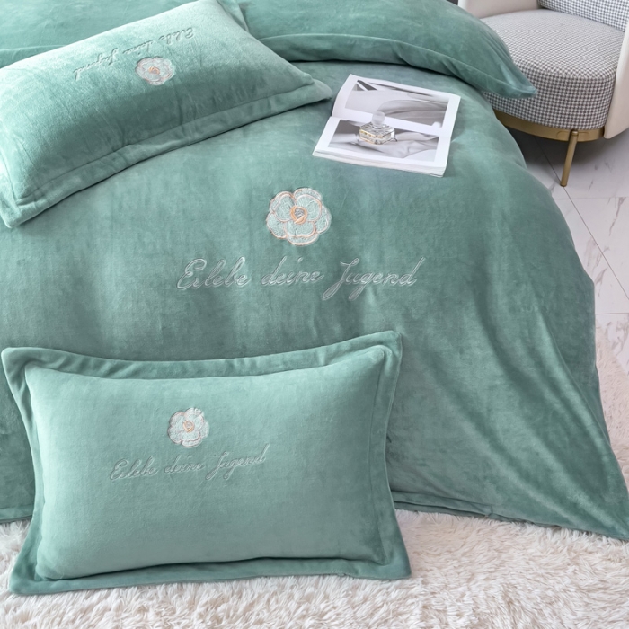 91家纺网 家纺一手货源 找家纺 金米诺 直播供货纯色牛奶绒绣花四件套小清新床裙式 山茶花 山茶花-淡雅青