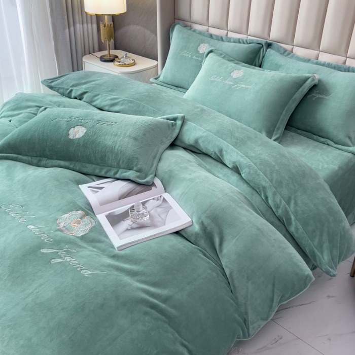 91家纺网 家纺一手货源 找家纺 金米诺 直播供货纯色牛奶绒绣花四件套小清新床裙式 山茶花 山茶花-淡雅青