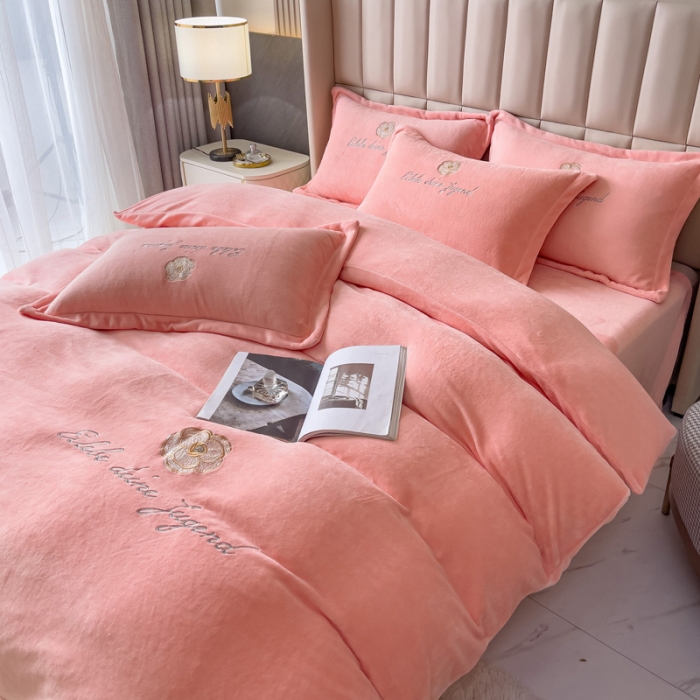 91家纺网 家纺一手货源 找家纺 金米诺 直播供货纯色牛奶绒绣花四件套小清新床裙式 山茶花 山茶花-藕粉玉