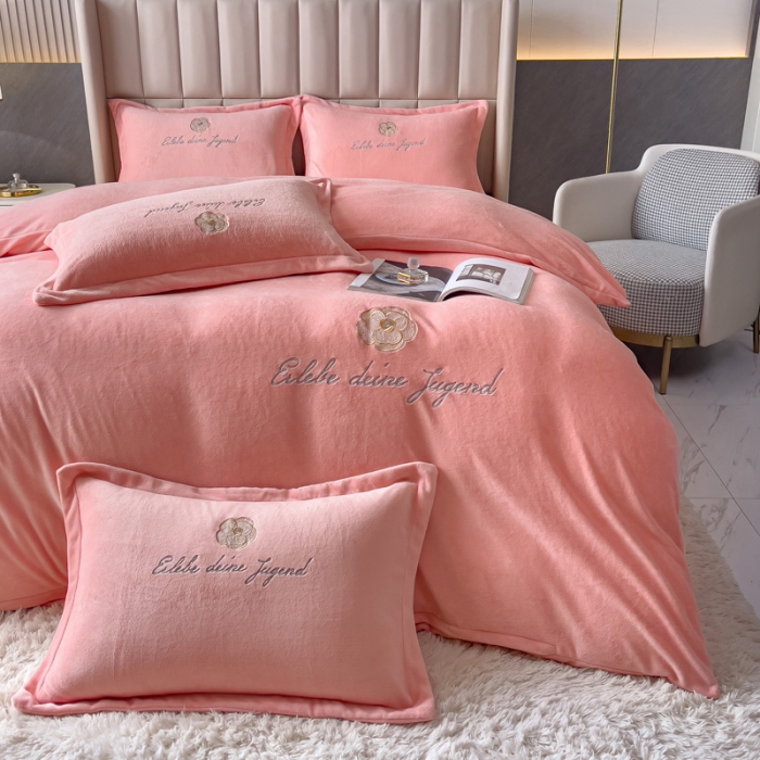 91家纺网 家纺一手货源 找家纺 金米诺 直播供货纯色牛奶绒绣花四件套小清新床裙式 山茶花 山茶花-藕粉玉