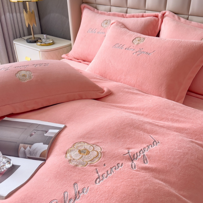 91家纺网 家纺一手货源 找家纺 金米诺 直播供货纯色牛奶绒绣花四件套小清新床裙式 山茶花 山茶花-藕粉玉