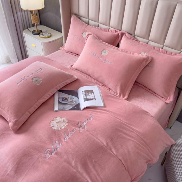 91家纺网 家纺一手货源 找家纺 金米诺 直播供货纯色牛奶绒绣花四件套小清新床裙式 山茶花 山茶花-浅豆沙