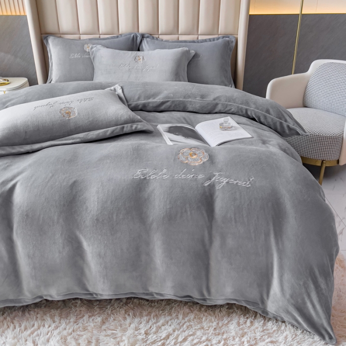 91家纺网 家纺一手货源 找家纺 金米诺 直播供货纯色牛奶绒绣花四件套小清新床裙式 山茶花 山茶花-浅灰