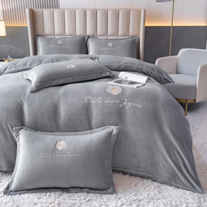 91家纺网 家纺一手货源 找家纺 金米诺 直播供货纯色牛奶绒绣花四件套小清新床裙式 山茶花 山茶花-浅灰