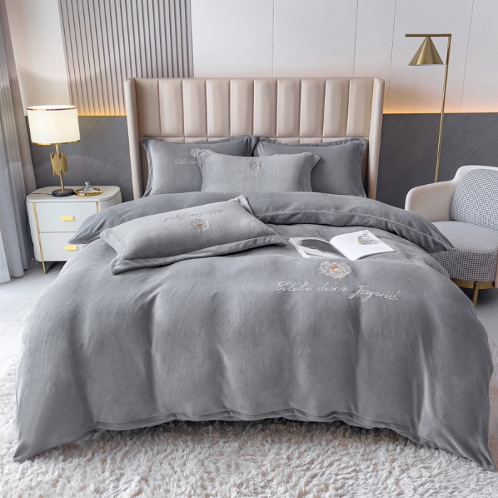 91家纺网 家纺一手货源 找家纺 金米诺 直播供货纯色牛奶绒绣花四件套小清新床裙式 山茶花 山茶花-浅灰