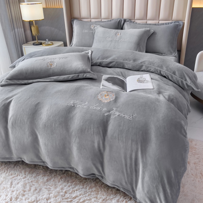 91家纺网 家纺一手货源 找家纺 金米诺 直播供货纯色牛奶绒绣花四件套小清新床裙式 山茶花 山茶花-浅灰