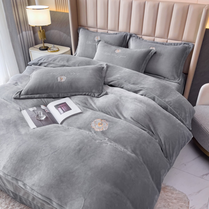 91家纺网 家纺一手货源 找家纺 金米诺 直播供货纯色牛奶绒绣花四件套小清新床裙式 山茶花 山茶花-浅灰