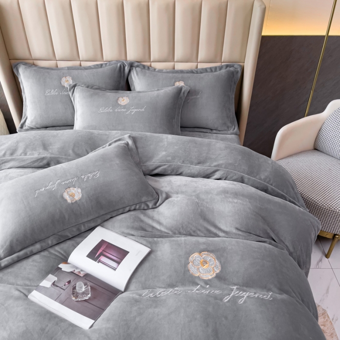 91家纺网 家纺一手货源 找家纺 金米诺 直播供货纯色牛奶绒绣花四件套小清新床裙式 山茶花 山茶花-浅灰