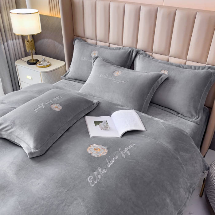 91家纺网 家纺一手货源 找家纺 金米诺 直播供货纯色牛奶绒绣花四件套小清新床裙式 山茶花 山茶花-浅灰