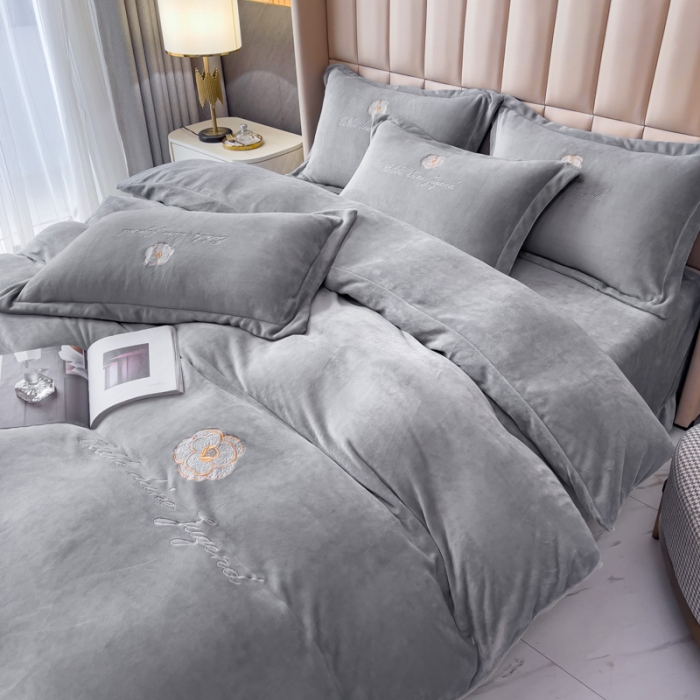 91家纺网 家纺一手货源 找家纺 金米诺 直播供货纯色牛奶绒绣花四件套小清新床裙式 山茶花 山茶花-浅灰