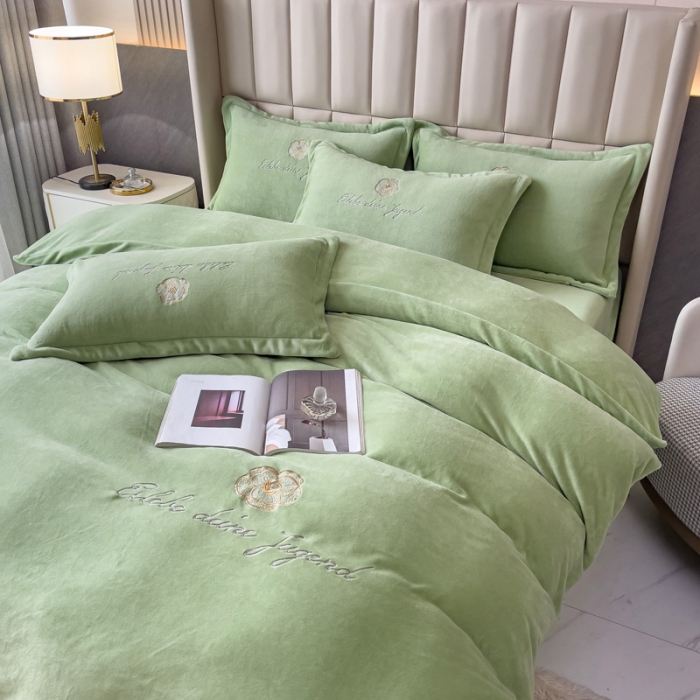 91家纺网 家纺一手货源 找家纺 金米诺 直播供货纯色牛奶绒绣花四件套小清新床裙式 山茶花 山茶花-青竹绿