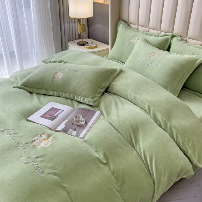 91家纺网 家纺一手货源 找家纺 金米诺 直播供货纯色牛奶绒绣花四件套小清新床裙式 山茶花 山茶花-青竹绿