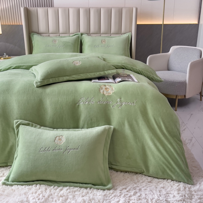 91家纺网 家纺一手货源 找家纺 金米诺 直播供货纯色牛奶绒绣花四件套小清新床裙式 山茶花 山茶花-青竹绿