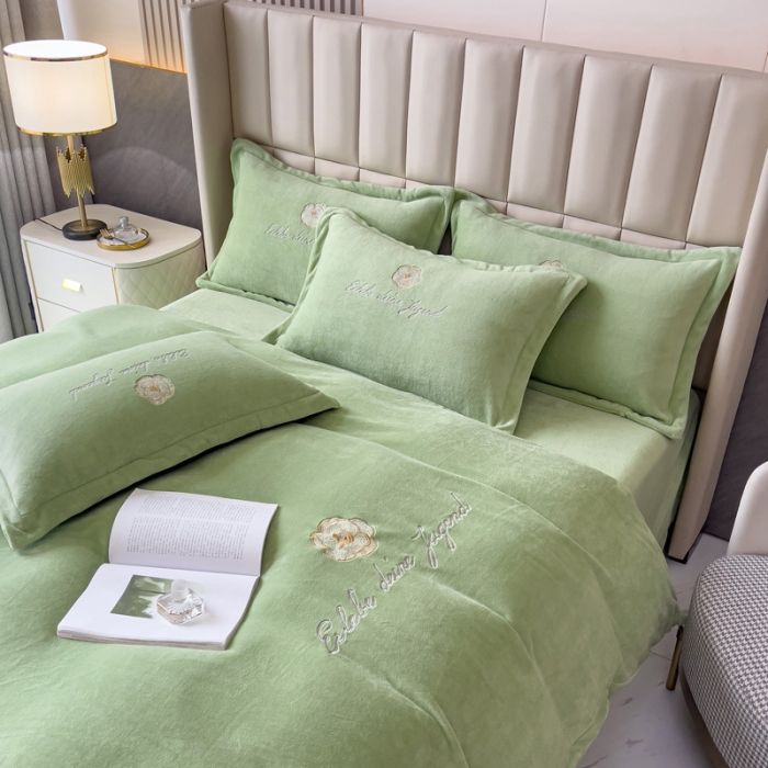 91家纺网 家纺一手货源 找家纺 金米诺 直播供货纯色牛奶绒绣花四件套小清新床裙式 山茶花 山茶花-青竹绿