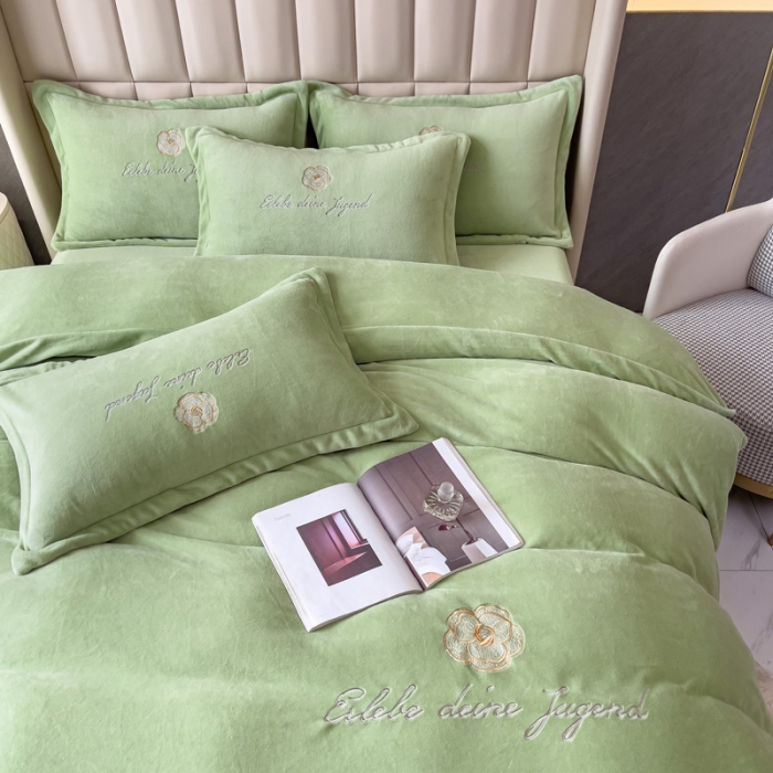 91家纺网 家纺一手货源 找家纺 金米诺 直播供货纯色牛奶绒绣花四件套小清新床裙式 山茶花 山茶花-青竹绿