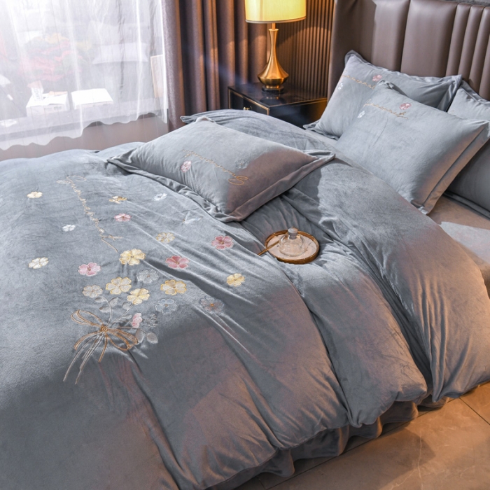 91家纺网 家纺一手货源 找家纺 金米诺 直播供货纯色水晶牛奶绒四件套小清新床裙式  花之境 花之境-灰色