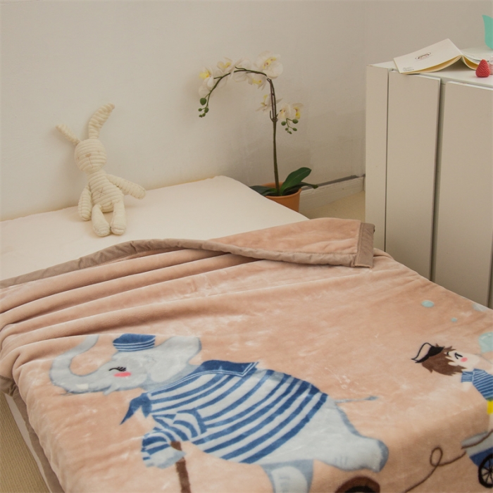 91家纺网 家纺一手货源 找家纺 凯轩毛毛毯毯子 大版花儿童云毛毯毯子 快乐行  驼