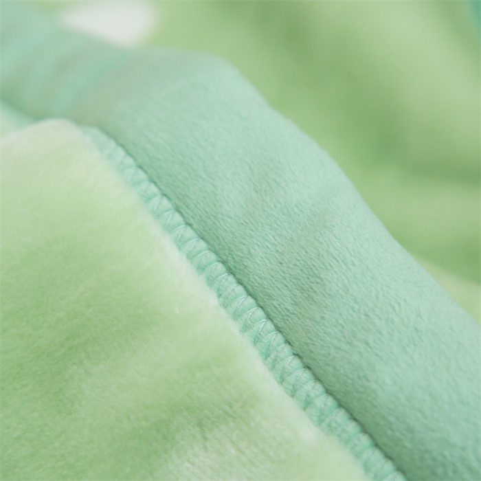 91家纺网 家纺一手货源 找家纺 凯轩毛毛毯毯子 大版花儿童云毛毯毯子 小飞猫  淡绿