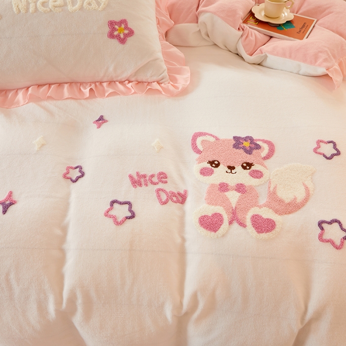 91家纺网 家纺一手货源 找家纺 总泉欣2024直播网红牛奶绒卡通毛巾绣四件套雪宝宝 专版花型