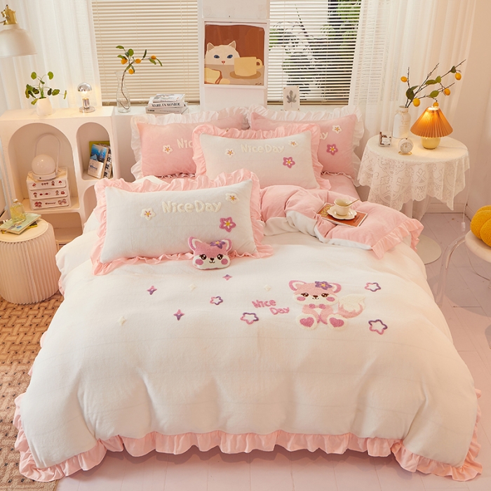 91家纺网 家纺一手货源 找家纺 泉欣直播网红款牛奶绒卡通毛巾绣四件套雪宝宝系列 雪宝宝-白粉