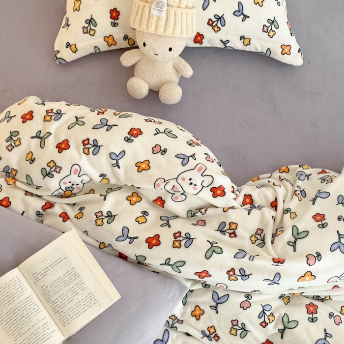 91家纺网 家纺一手货源 找家纺 时光里 2022新款230g正宗全消光印花牛奶绒四件套 花间萌兔（专版花型）