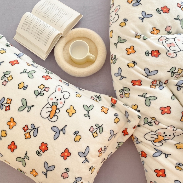 91家纺网 家纺一手货源 找家纺 时光里 2022新款230g正宗全消光印花牛奶绒四件套 花间萌兔（专版花型）