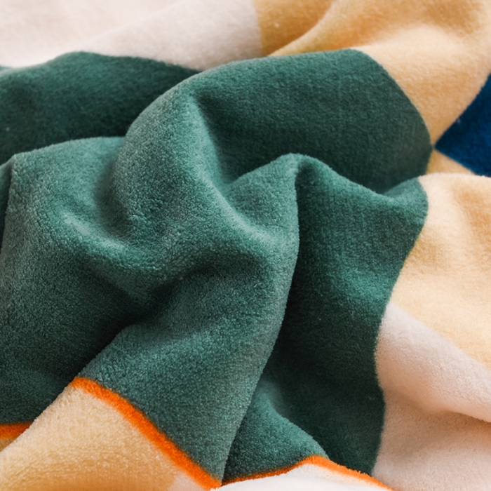 91家纺网 家纺一手货源 找家纺 迷仙巢 2022新款牛奶绒拼北极绒盖毯 格子熊