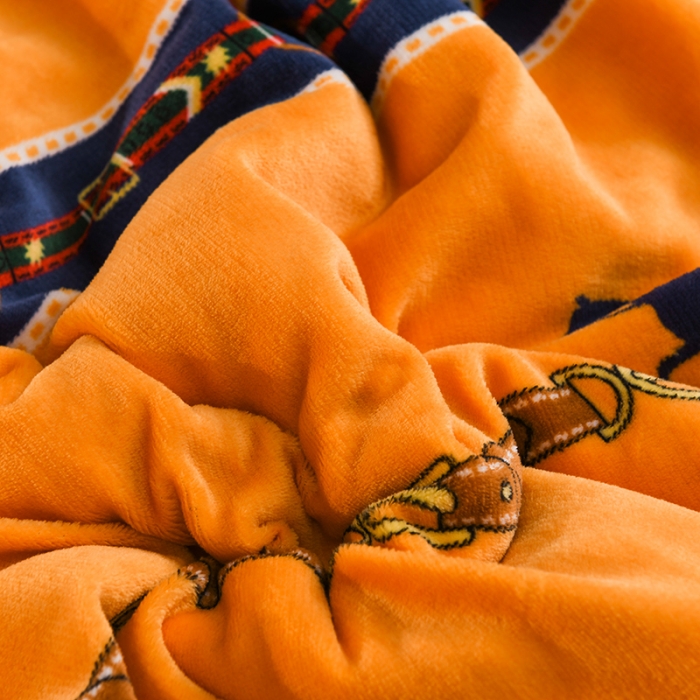 91家纺网 家纺一手货源 找家纺 迷仙巢 2022新款牛奶绒拼北极绒盖毯 马到成功