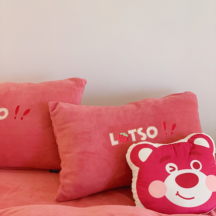 91家纺网 家纺一手货源 找家纺 星期八 2022新款230g双面牛奶绒迪士尼刺绣四件套 草莓熊