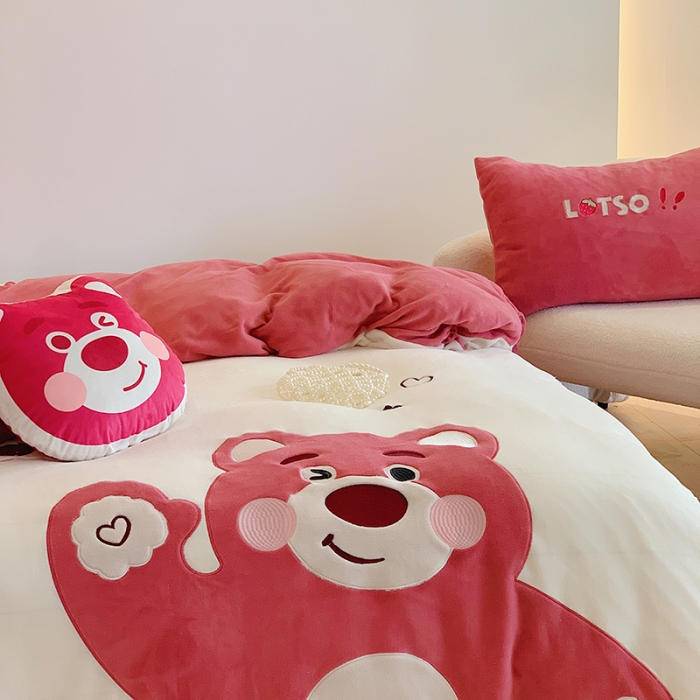 91家纺网 家纺一手货源 找家纺 星期八 2022新款230g双面牛奶绒迪士尼刺绣四件套 草莓熊