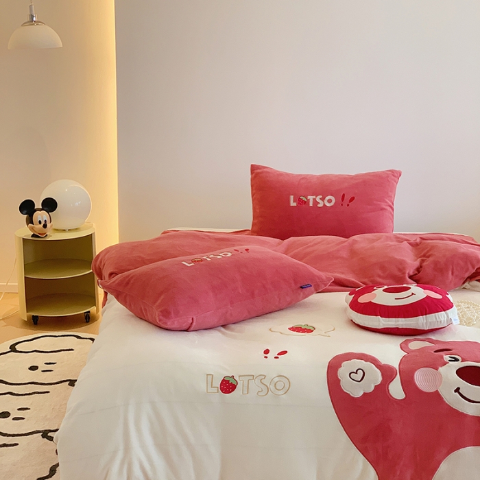 91家纺网 家纺一手货源 找家纺 星期八 2022新款230g双面牛奶绒迪士尼刺绣四件套 草莓熊