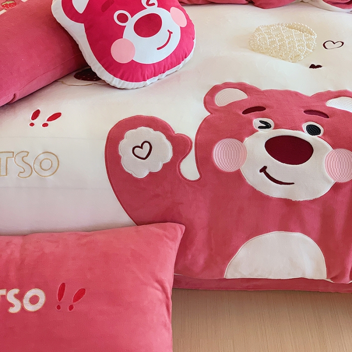 91家纺网 家纺一手货源 找家纺 星期八 2022新款230g双面牛奶绒迪士尼刺绣四件套 草莓熊