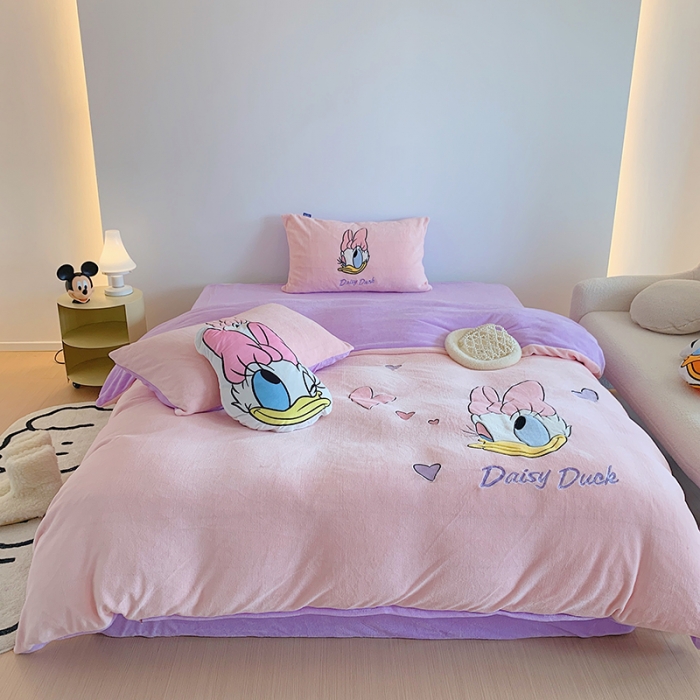 91家纺网 家纺一手货源 找家纺 星期八 2022新款230g双面牛奶绒迪士尼刺绣四件套 黛西