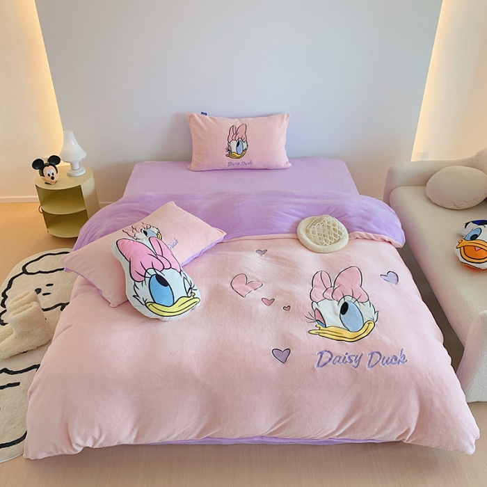 91家纺网 家纺一手货源 找家纺 星期八 2022新款230g双面牛奶绒迪士尼刺绣四件套 黛西