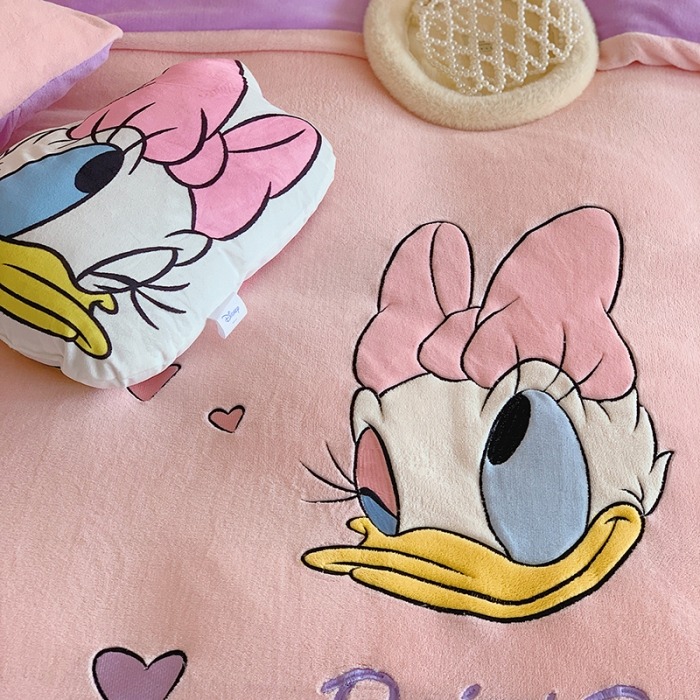 91家纺网 家纺一手货源 找家纺 星期八 2022新款230g双面牛奶绒迪士尼刺绣四件套 黛西