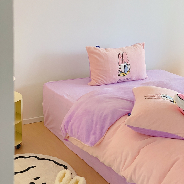 91家纺网 家纺一手货源 找家纺 星期八 2022新款230g双面牛奶绒迪士尼刺绣四件套 黛西