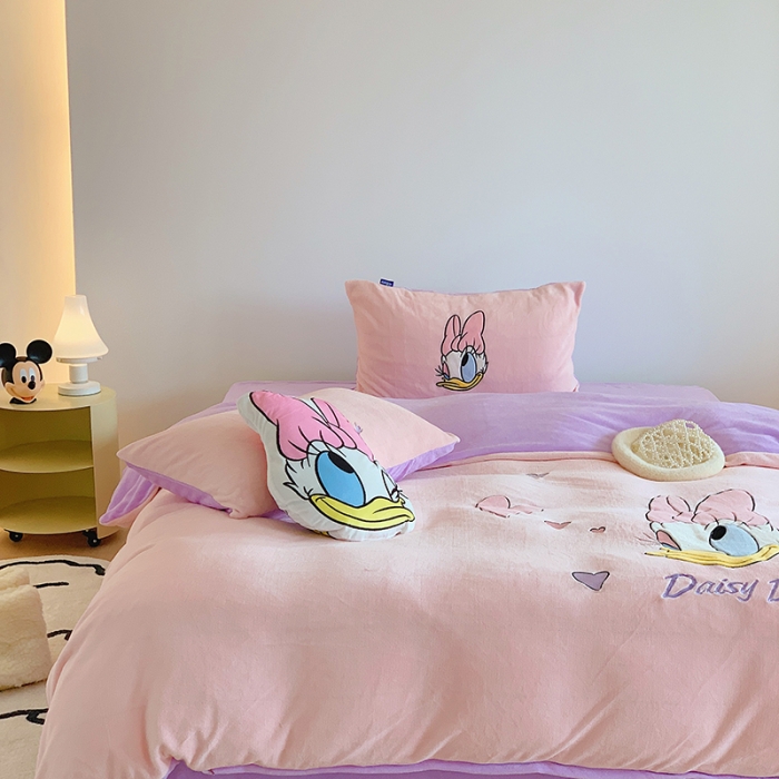 91家纺网 家纺一手货源 找家纺 星期八 2022新款230g双面牛奶绒迪士尼刺绣四件套 黛西