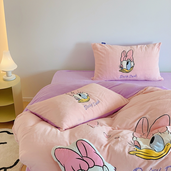 91家纺网 家纺一手货源 找家纺 星期八 2022新款230g双面牛奶绒迪士尼刺绣四件套 黛西